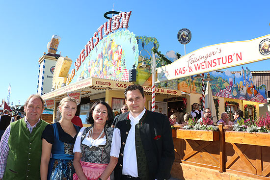 Familie Feisinger freut sich auf Ihrne Besuch in Feisinger's Kas- und Weinstub'n auf dem Oktoberfest 2018  (©Foto: Martin Schmitz)